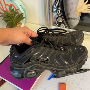 Nike black size 4 kid sneakers